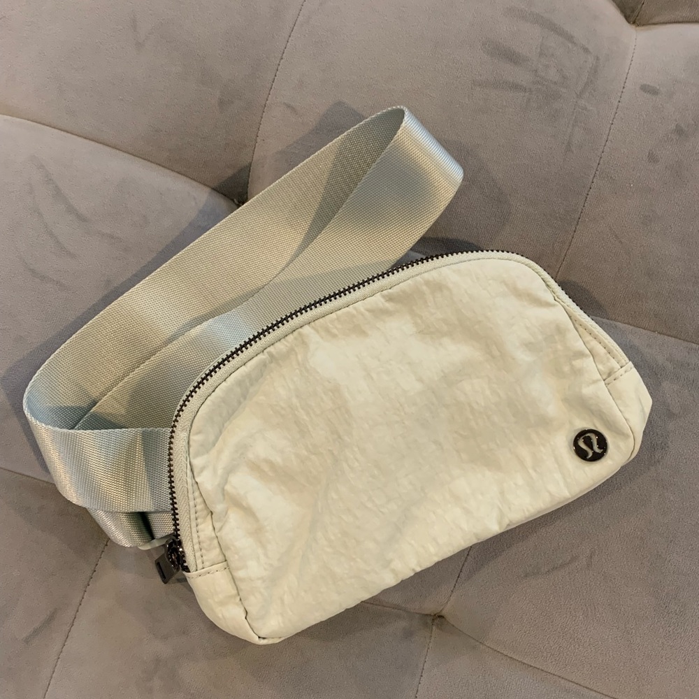 RARE NWOT Lululemon Everywhere Belt Bag Springtime Mint Green - Picture 2 of 16